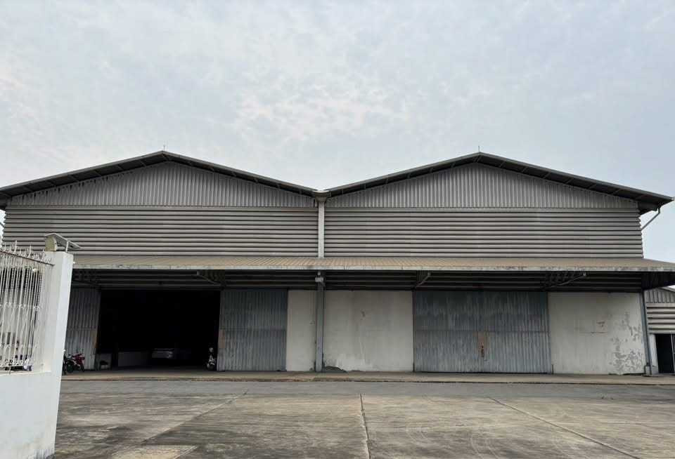ให้เช่าโกดังพร้อมเครน 5 ตัน พื้นที่ 2,280 ตร.ม. ทำเลเทพารักษ์ บางพลี สมุทรปราการ ติดถนนใหญ่