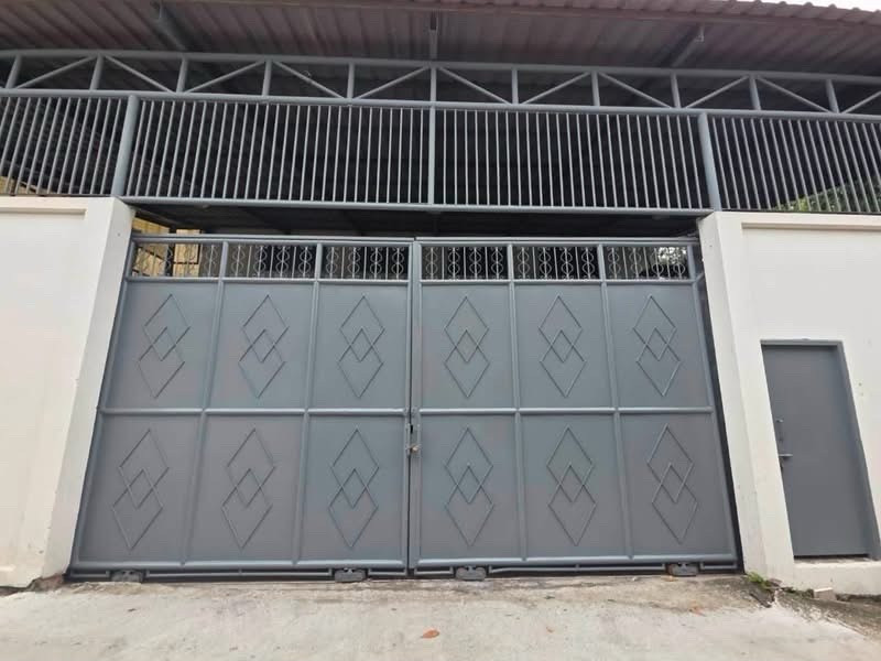 Warehouse for rent, Soi Wachiratham Sathit 55, Sukhumvit 101/1, near BTS Punnawithi 3.5 kilometers. Warehouse for rent, Soi Wachiratham Sathit 55, Sukhumvit 101/1, near BTS Punnawithi 3.5 kilometers.