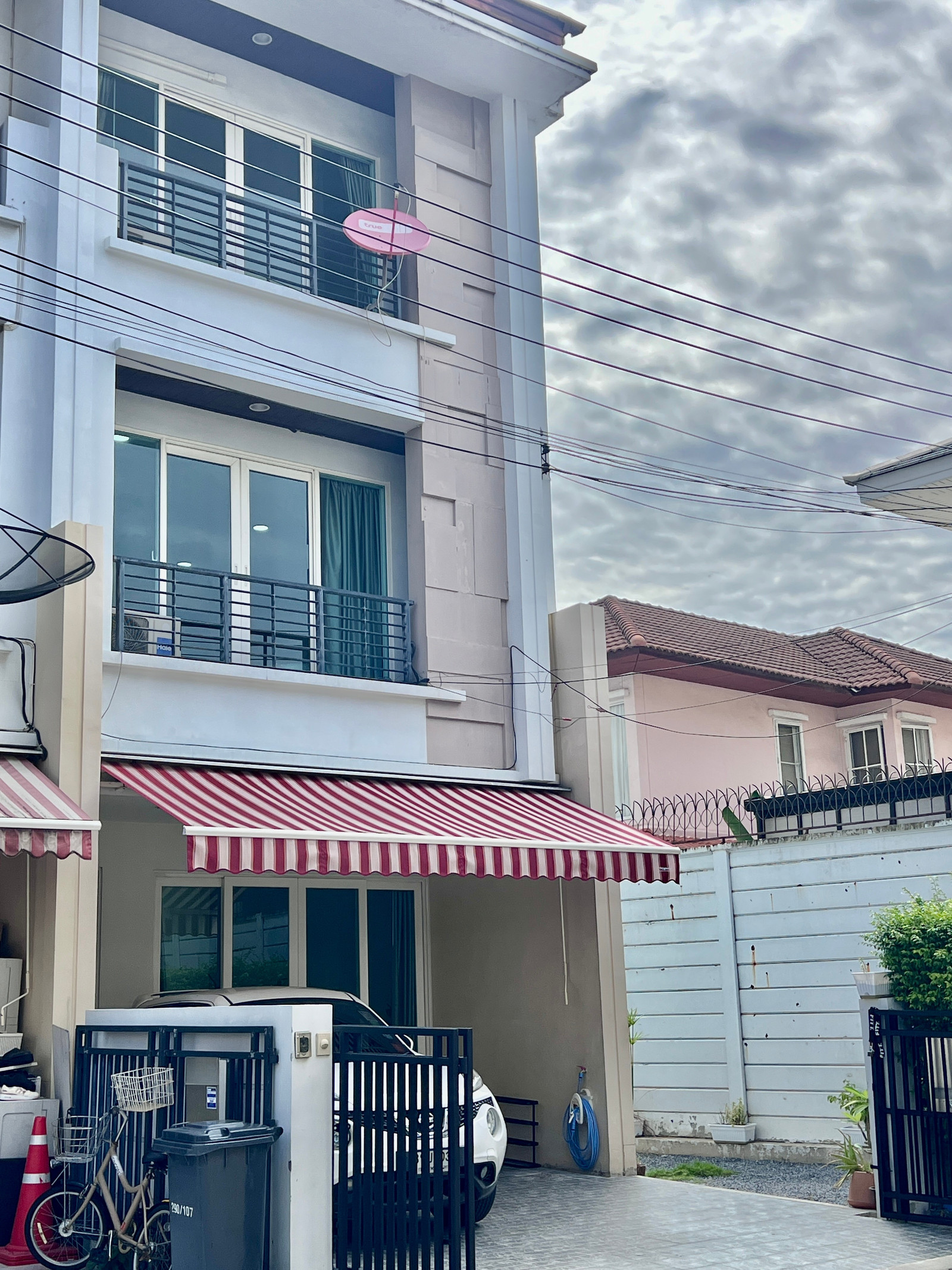 RH071726 Townhome for rent, 3 floors, 3 bedrooms at BAAN KLANG MUANG S-SENSE RAMA 9 - LADPRAO, Soi Pradit Manutham 3, opposite Town in Town.