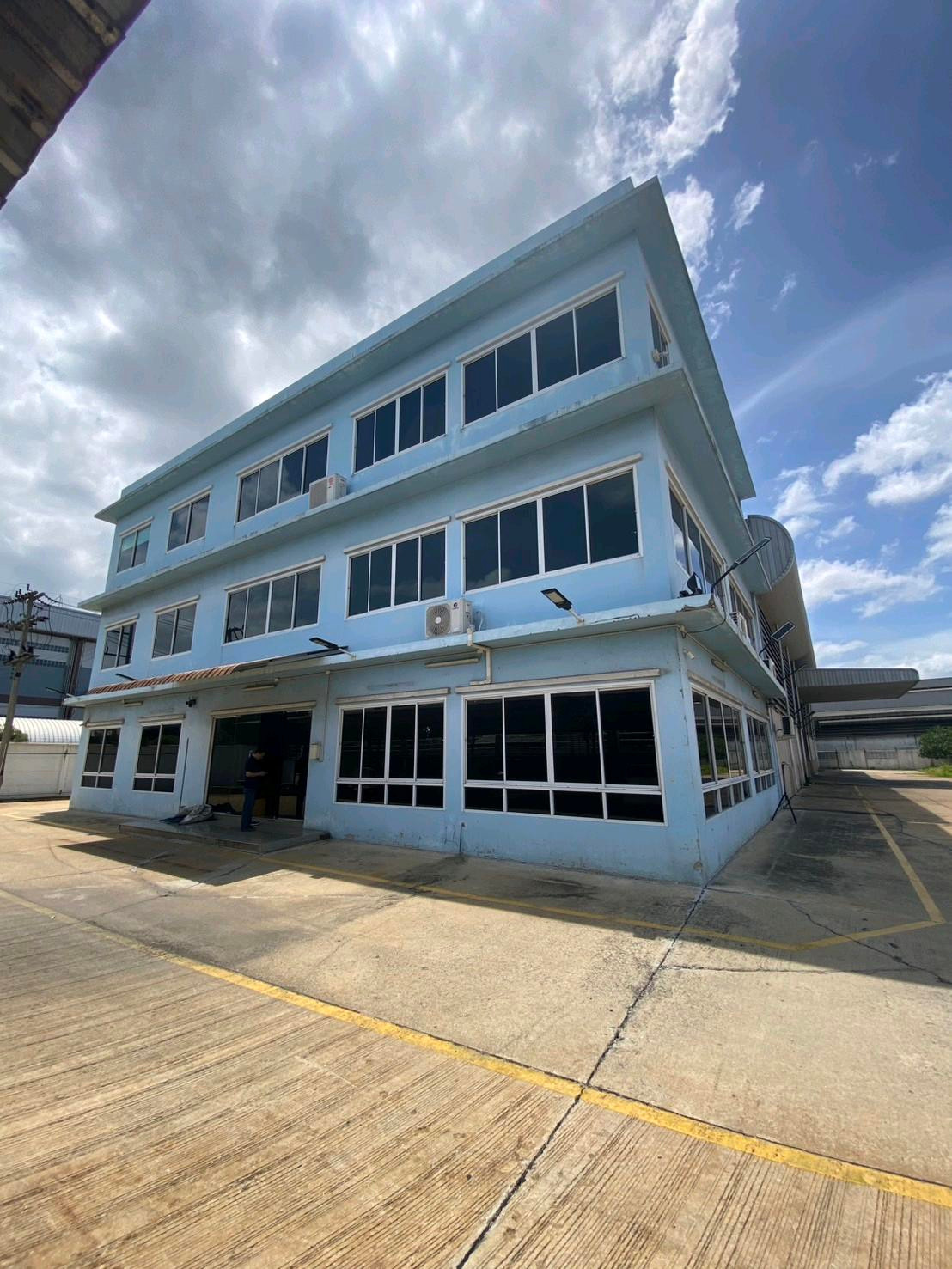 Industrial golden location! Factory for sale with luxury office, 3 floors, area 4 rai, Soi Thetsaban 8, Rai Khing.