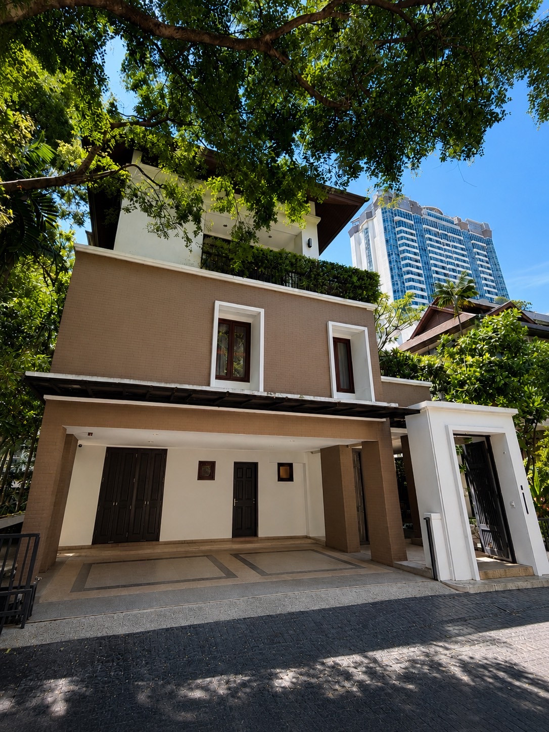 บ้านเดี่ยว ใจกลางเมือง พร้อมสระว่ายน้ำส่วนตัว เพิ่งว่างค่ะ 