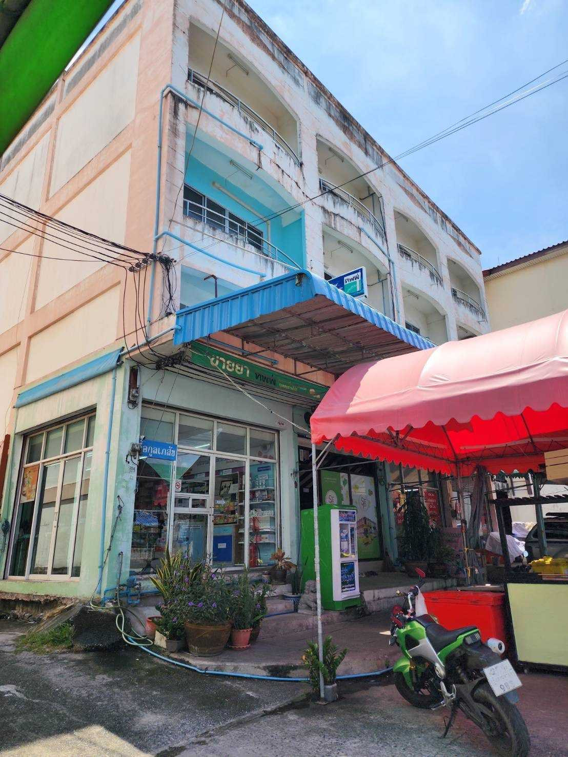 Commercial building for sale, 3.5 floors, area 18 sq m, in front of the Eua-Athorn Bang Chalong project.
