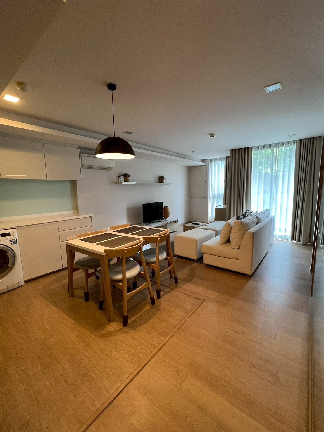 modern living 75 sqm 2 bed 2 bath low rise condo. quiet . 500 m to bts thonglor. near Samitivej hospital