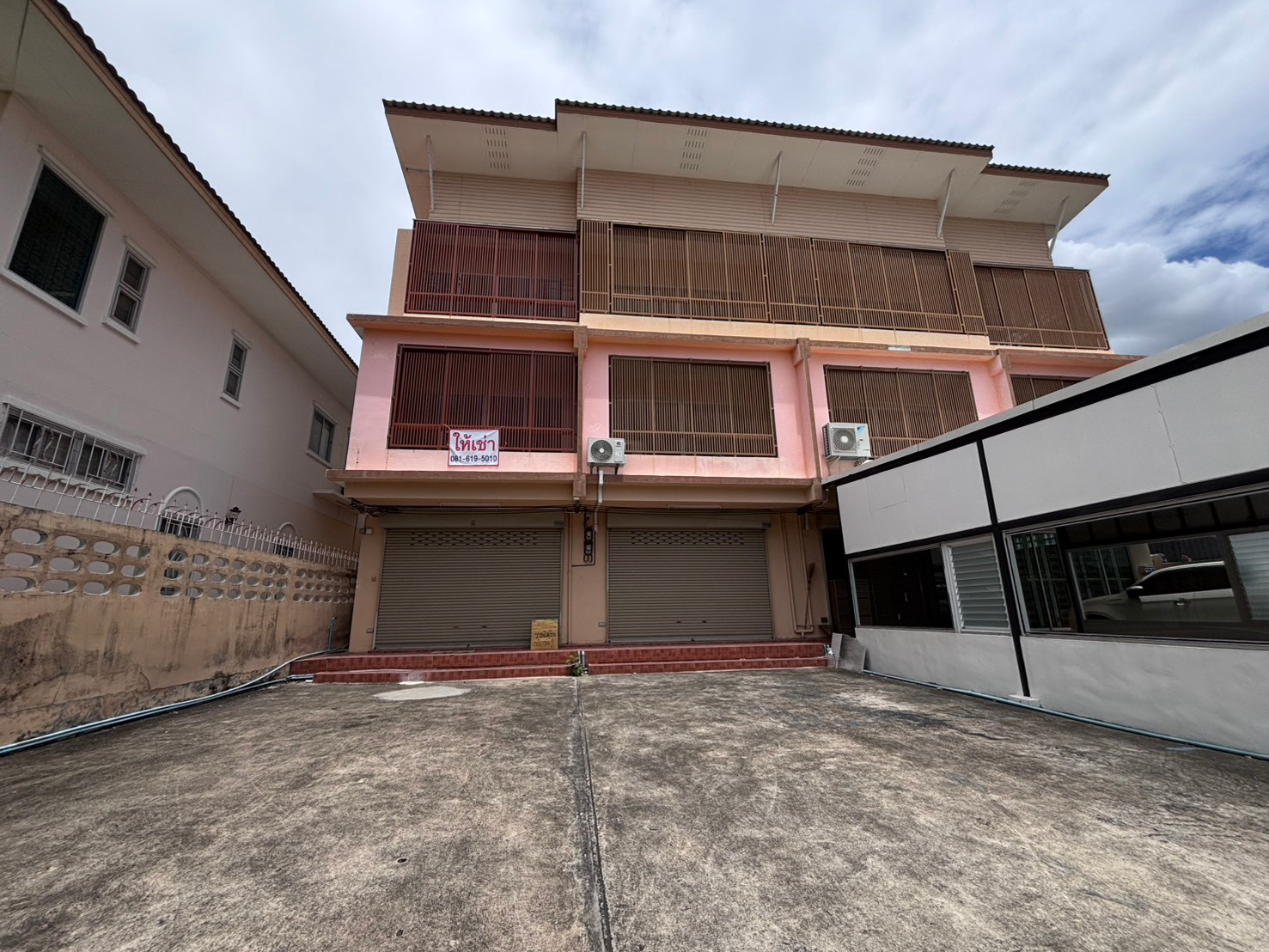The  rents it himself, a 3-story townhome, 3 bathrooms, width 4.5 meters, depth 16 meters, parking for 2 cars in front of the house. – รูปที่ 2