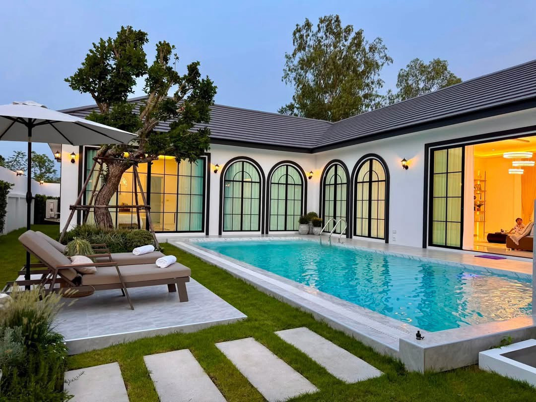 Single-storey detached house for sale Luxury newly built pool villa, Modern Classic style, 401 sq m, Pattaya, near Map Prachan Reservoir, newly built, ready to move in.