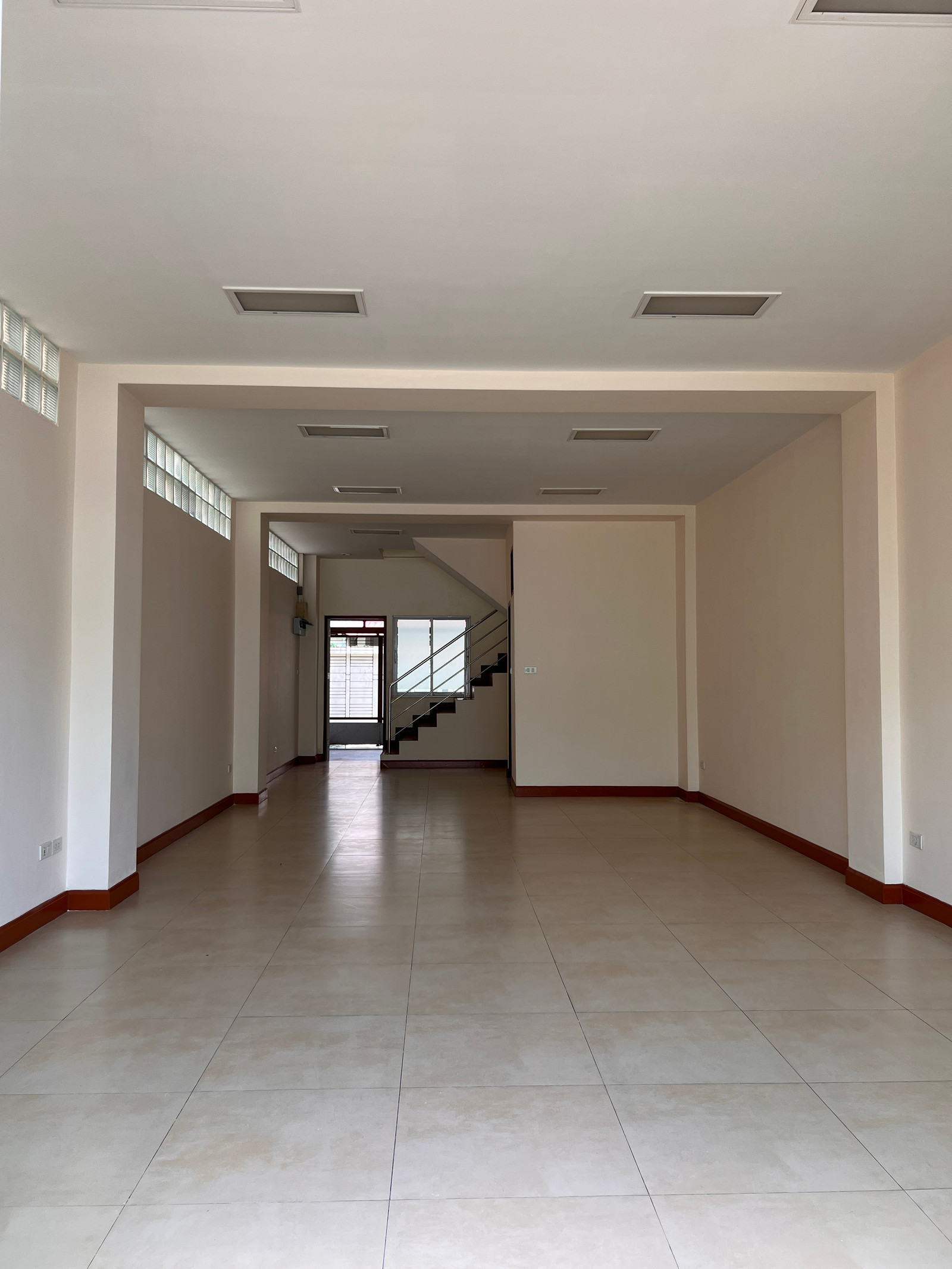 The  rents it himself, a 3-story townhome, 3 bathrooms, width 4.5 meters, depth 16 meters, parking for 2 cars in front of the house. – รูปที่ 4