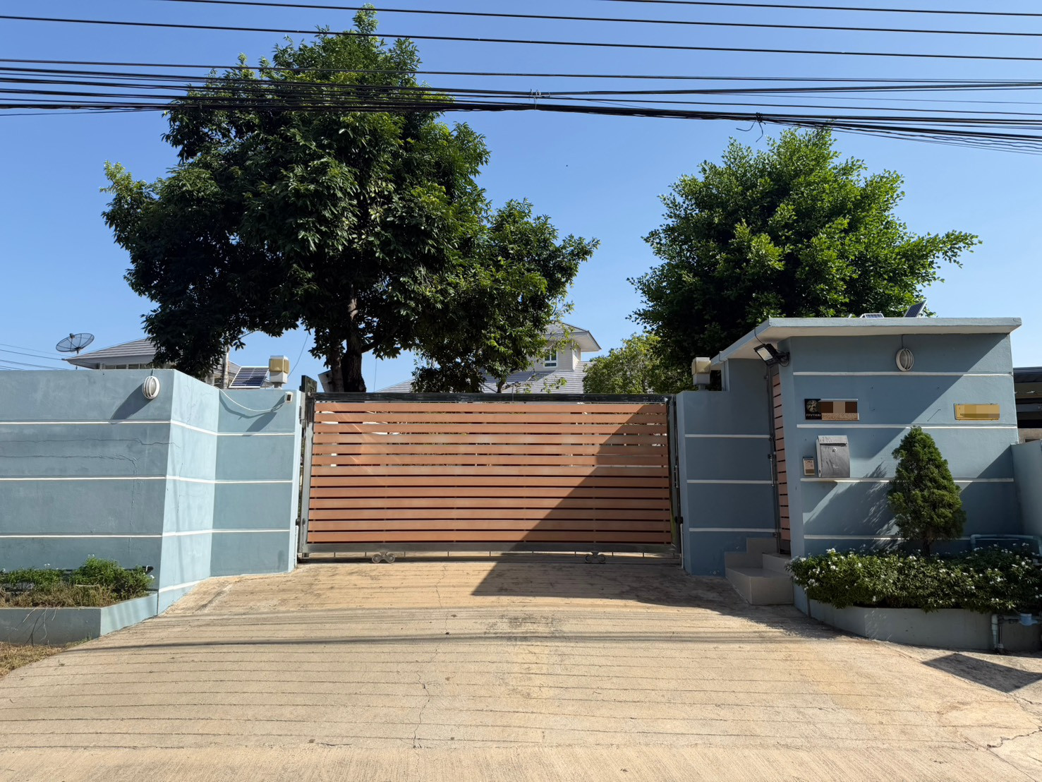 ขายบ้านเดี่ยว 3 ชั้น 5 ห้องนอน 6 ห้องน้ำ จังหวัดสิงห์บุรี ห่างจากโลตัสสิงห์บุรี แค่ 3 นาที ปลูกเอง บรรยากาศ ร่มรื่น เหมาะกับพักอาศัย ขนาด 331 ตร.ว. ขายบ้านเดี่ยว 3 ชั้น 5 ห้องนอน 6 ห้องน้ำ จังหวัดสิงห์บุรี ห่างจากโลตัสสิงห์บุรี แค่ 3 นาที ปลูกเอง บรรยากาศ ร่มรื่น เหมาะกับพักอาศัย ขนาด 331 ตร.ว.