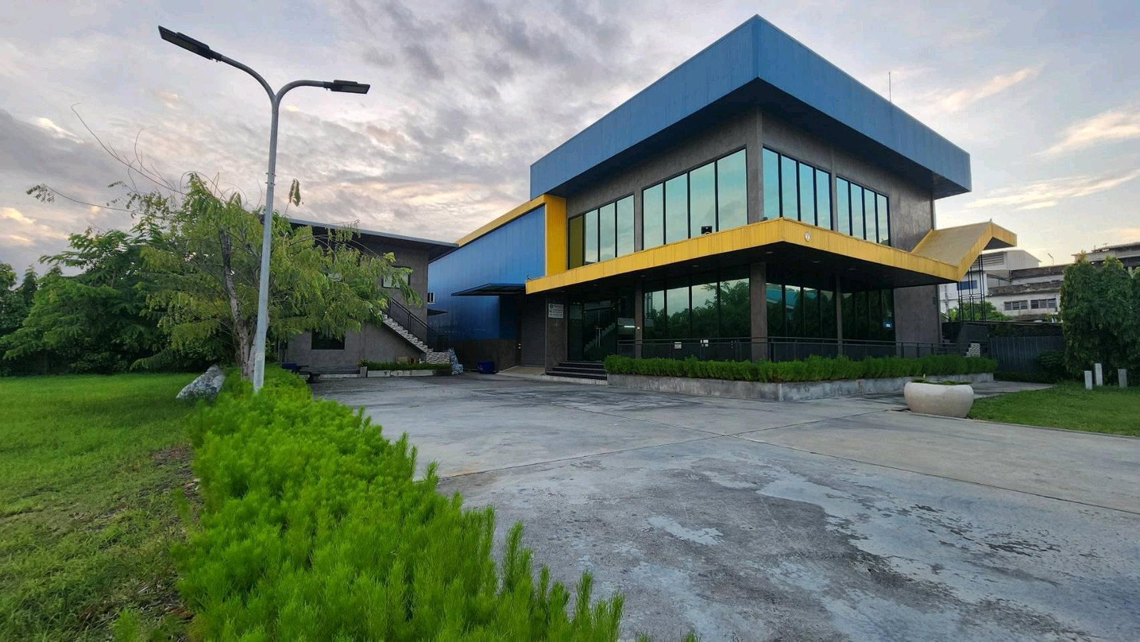 Golden opportunity for investors! Large plot of land for sale, 3-3-81 rai, with modern buildings. Potential location next to Kanchanaphisek-Bang Bon Road.