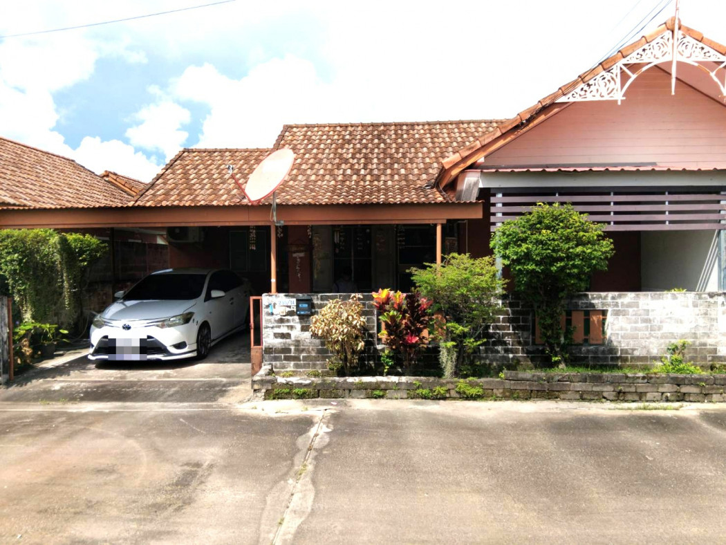 Twin house for sale, single story, Baan Chan Village, Rayong. Includes furniture. Near Srimongkol Park. 35 sq.wa.