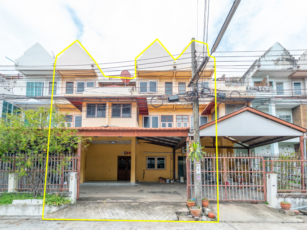 Selling three adjoining 3-story townhouses in Setthi Ville,Kanchanaphisek 8,with a large plot of land,near The Express Mall. Size: 88 sq.wa.