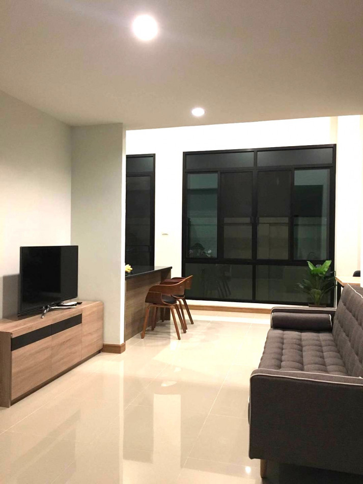 ให้เช่าทาวน์โฮม 3 ชั้นครึ่ง เล่นระดับ เออเบิร์นธารา เอสพาสิโอ ซอยประชาอุทิศ 76 แถมเฟอร์ เหมาะทำโฮมออฟฟิศ และพักอาศัย  ขนาด 30 ตรว – รูปที่ 3