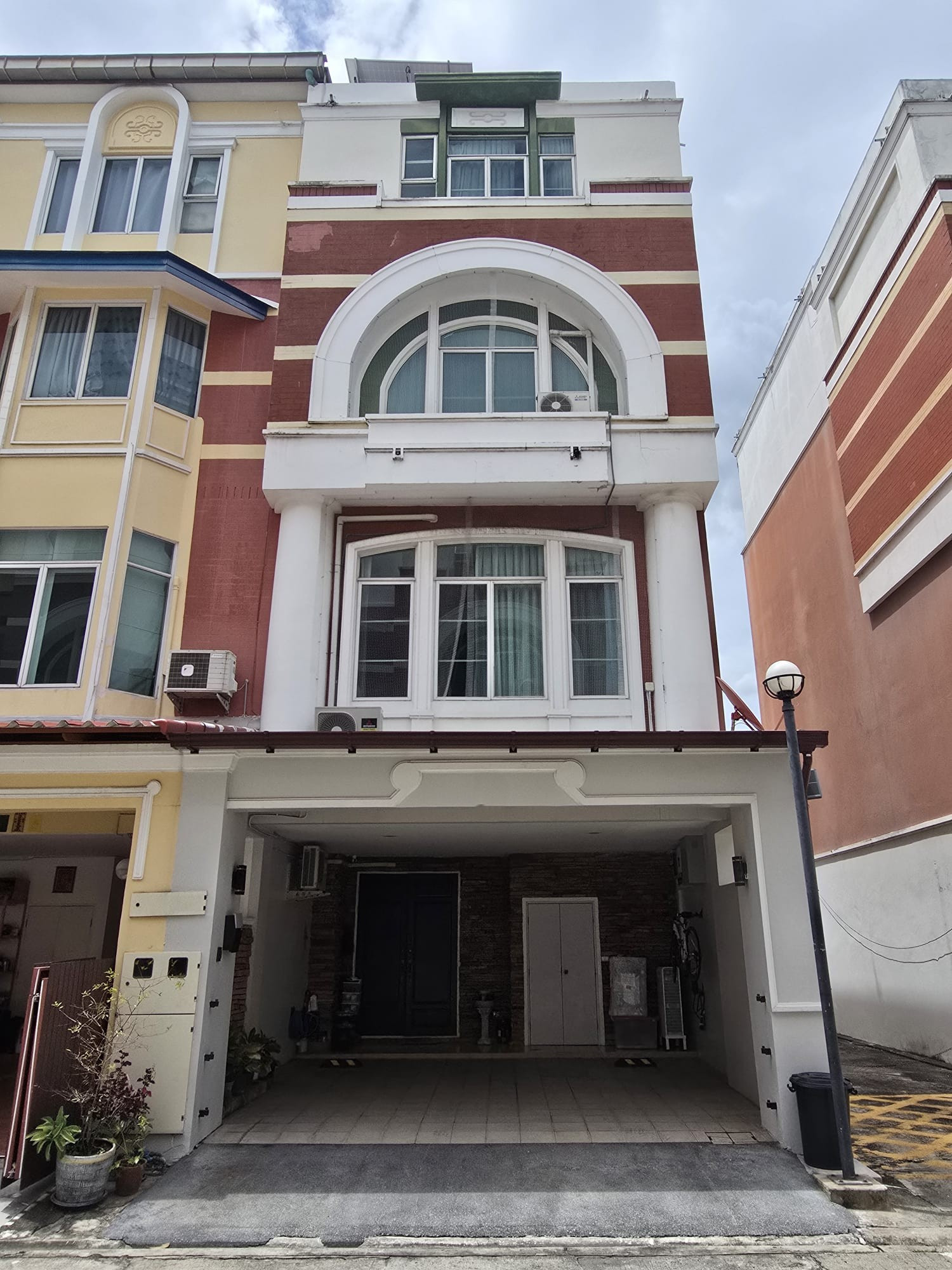 Beautiful Corner Townhouse Near BTS Udomsuk  4 Bed 5 Bath