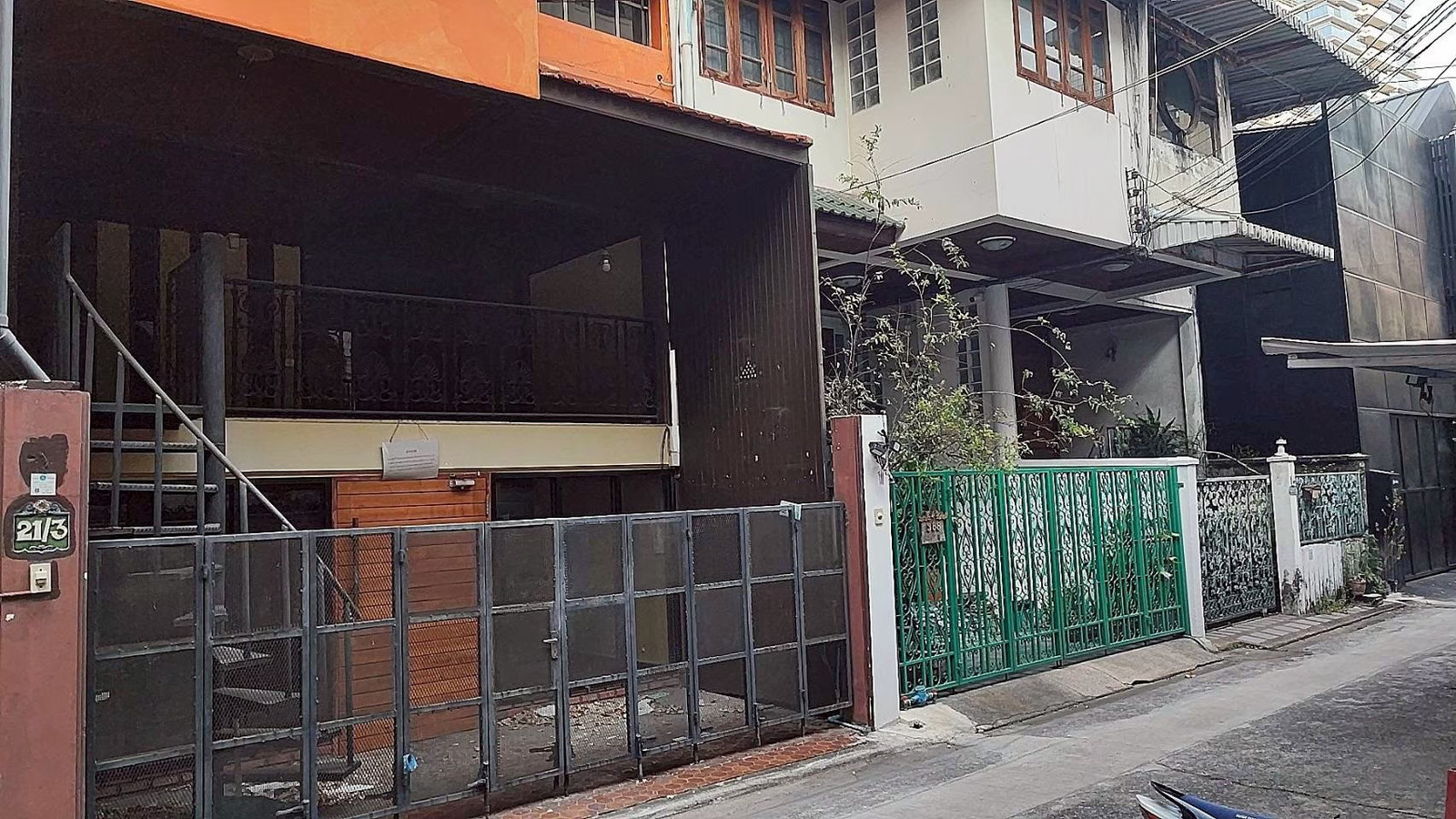 For sale and rent, Saladaeng Silom, 3-story townhouse - 40 million baht - for rent 90,000 baht For sale and rent, Saladaeng Silom, 3-story townhouse - 40 million baht - for rent 90,000 baht