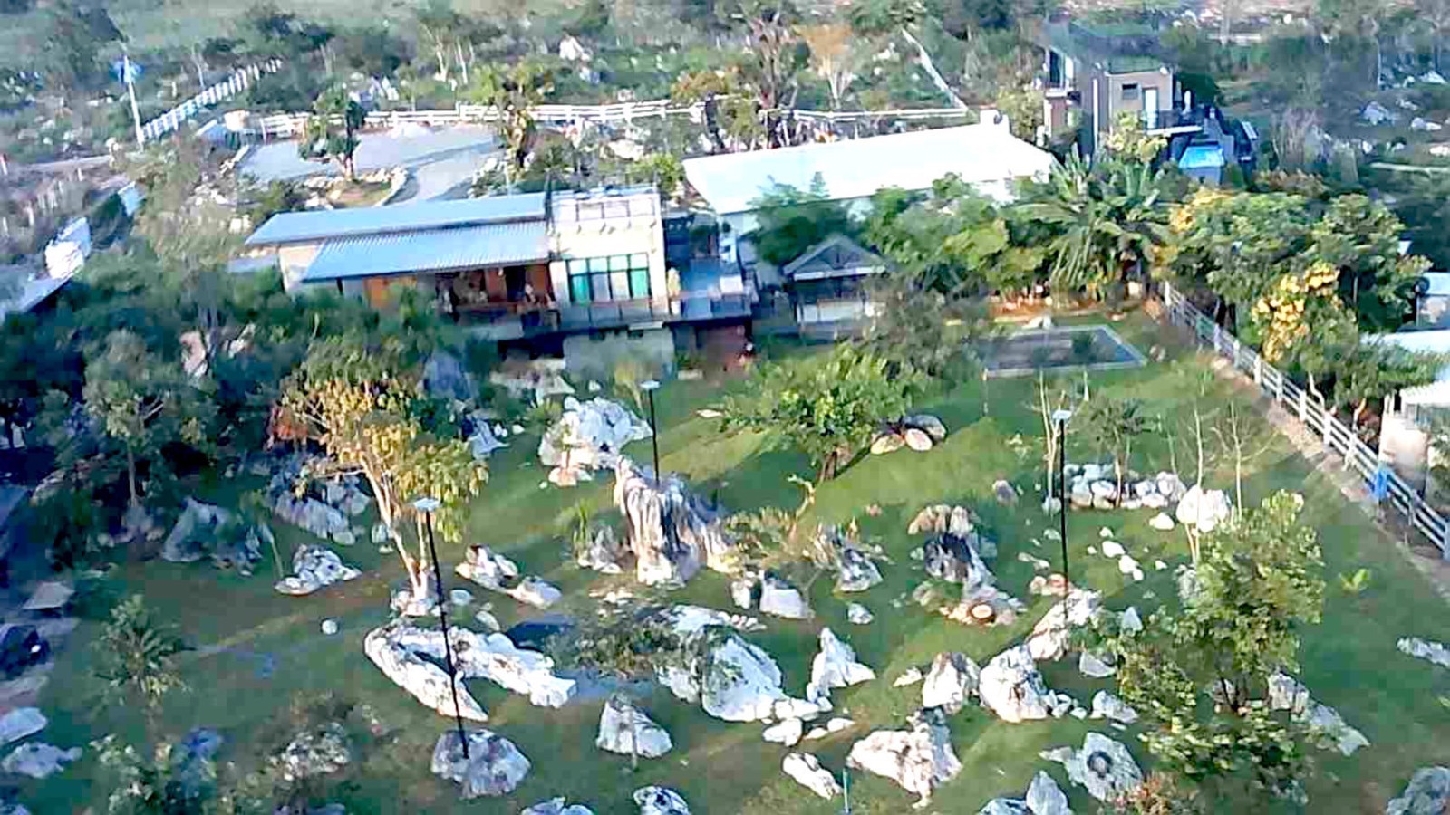 ขาย Private Rock Garden Estate หนึ่งเดียวในเขาใหญ่ ไม่ใช่แค่บ้านพักตากอากาศ แต่คือพื้นที่พักผ่อนส่วนตัวบนสวนหินธรรมชาติอายุนับล้านปี พร้อมบ้าน Modern Loft 2 ชั้น + Rooftop ชมวิวเขาแบบ 360° บนที่ดิน 646 ตร.วา ท่ามกลางหุบเขาอันเงียบสงบ น้ำไม่ท่วม
