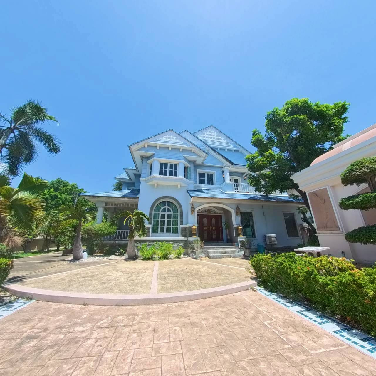 Luxury detached house The largest corner plot in the Nantawan Sukhumvit (On Nut 44) project. Luxury detached house The largest corner plot in the Nantawan Sukhumvit (On Nut 44) project.