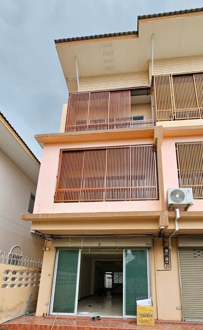 The rents it himself, a 3-story townhome, 3 bathrooms, width 4.5 meters, depth 16 meters, parking for 2 cars in front of the house. The rents it himself, a 3-story townhome, 3 bathrooms, width 4.5 meters, depth 16 meters, parking for 2 cars in front of the house.