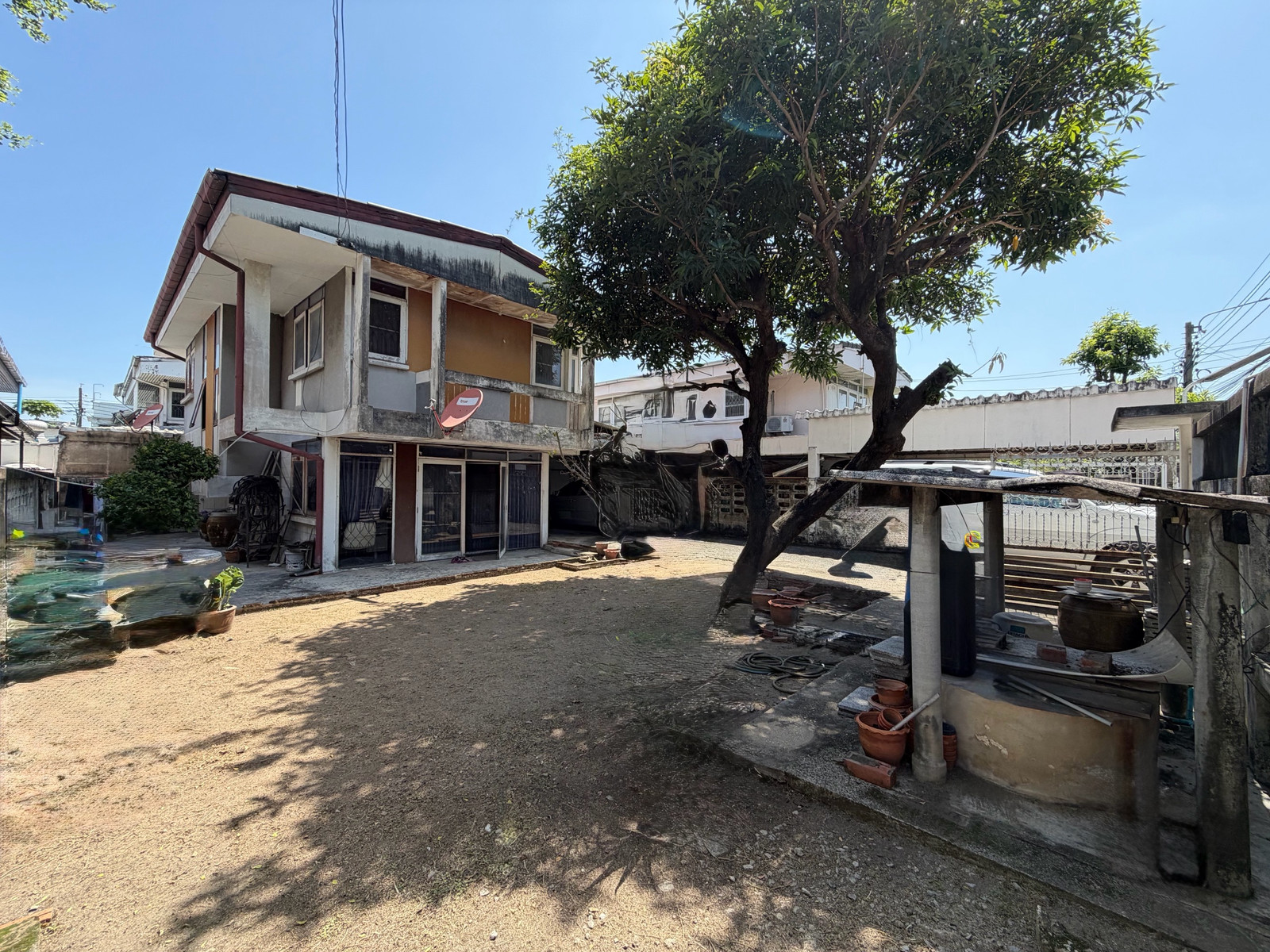 House for sale at Rama 9, 63 sq.w, 3 bedrooms 2 bathrooms, located in a well-established residential area near shopping malls