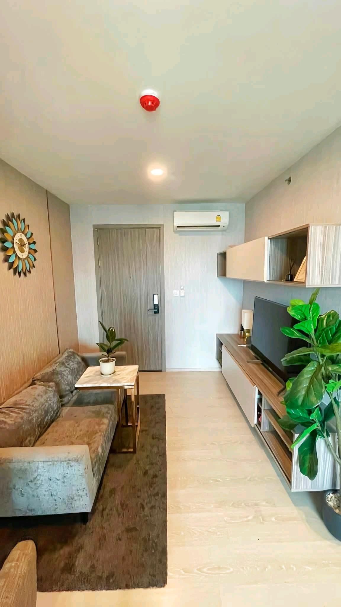 Condo for rent KnightsBridge Phaholyothin–Interchange near BTS Wat Phra Si Mahathat Station Connect to the Green Line and Pink Line. Condo for rent KnightsBridge Phaholyothin–Interchange near BTS Wat Phra Si Mahathat Station Connect to the Green Line and Pink Line.