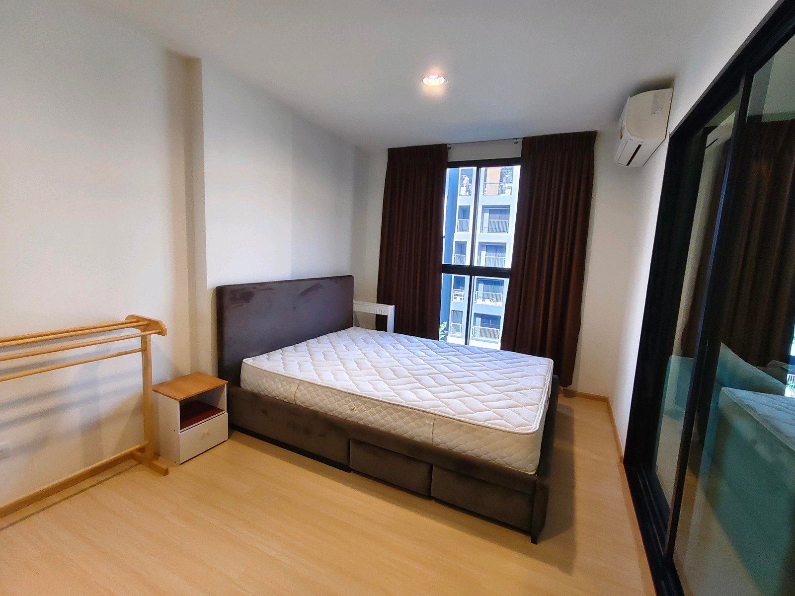 For sale/rent Rise Condo Rama 9 (Rise Condo Rama 9), fully furnished, excellent condition, ready to move in, CBD Rama 9 location, near the BTS.