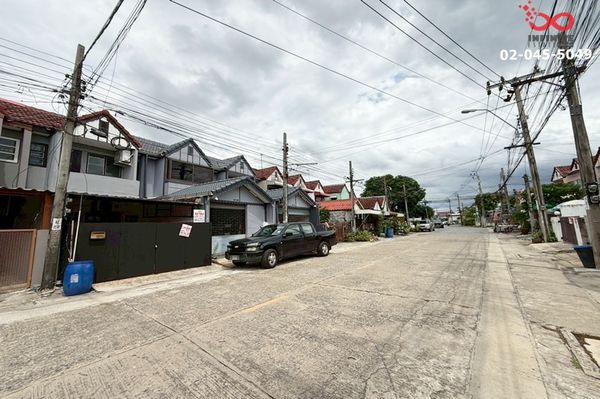 2-story townhouse for sale, Lan Thong Village, Tiwanon, Pak Kret, Nonthaburi, ready to move in, near MRT Pak Kret Intersection.