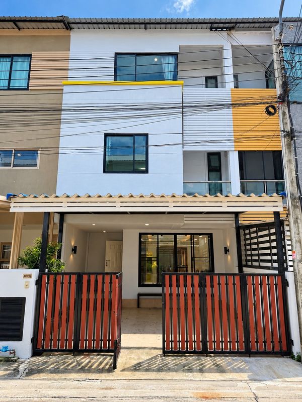 🏢✨ Home Office for rent, 3 floors, Sarinwiz Bearing Village (Sukhumvit 107), 3 bedrooms, 4 bathrooms, convenient travel, connecting Sukhumvit, Srinakarin and Bangna 💰 Rent only 33,000 baht/month ✨ Common fees included.