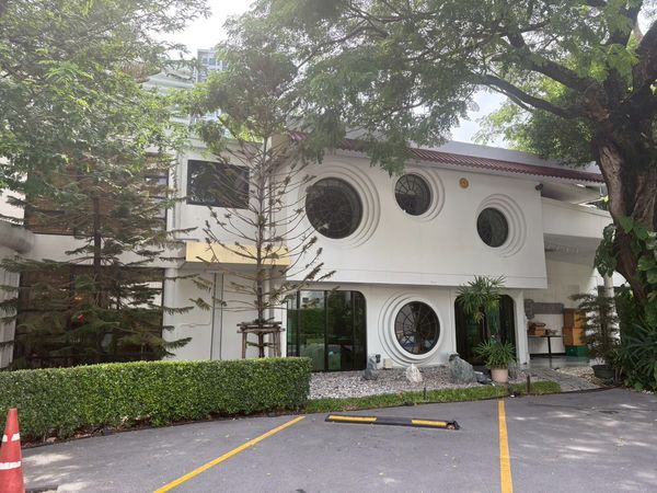 พื้นที่ให้เช่าทำร้านอาหารในทองหล่อ ระยะเดินจาก BTS พร้อมที่จอดรถ