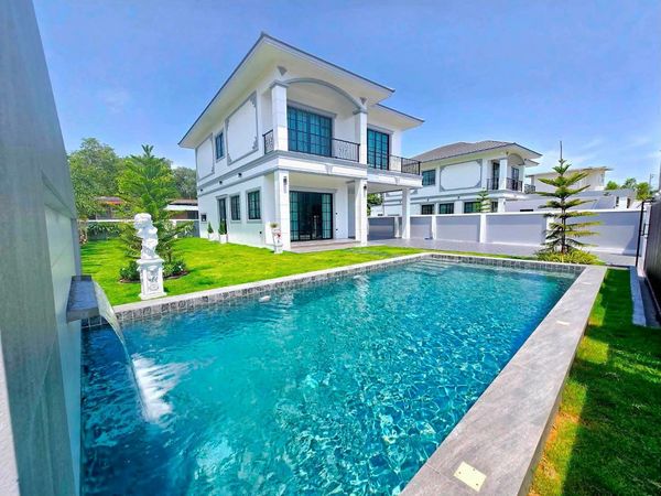 Newly built 2-storey detached house, pool villa for sale, BRAND NEW LUXURY POOL VILLA, Pattaya-Huai Yai. With a private swimming pool and built-in furniture.
