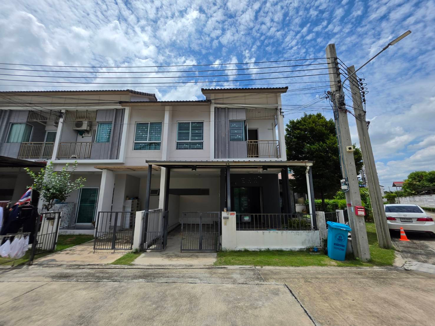 Corner townhome, very good condition, Thanacio Rattanathibet Village. Corner townhome, very good condition, Thanacio Rattanathibet Village.