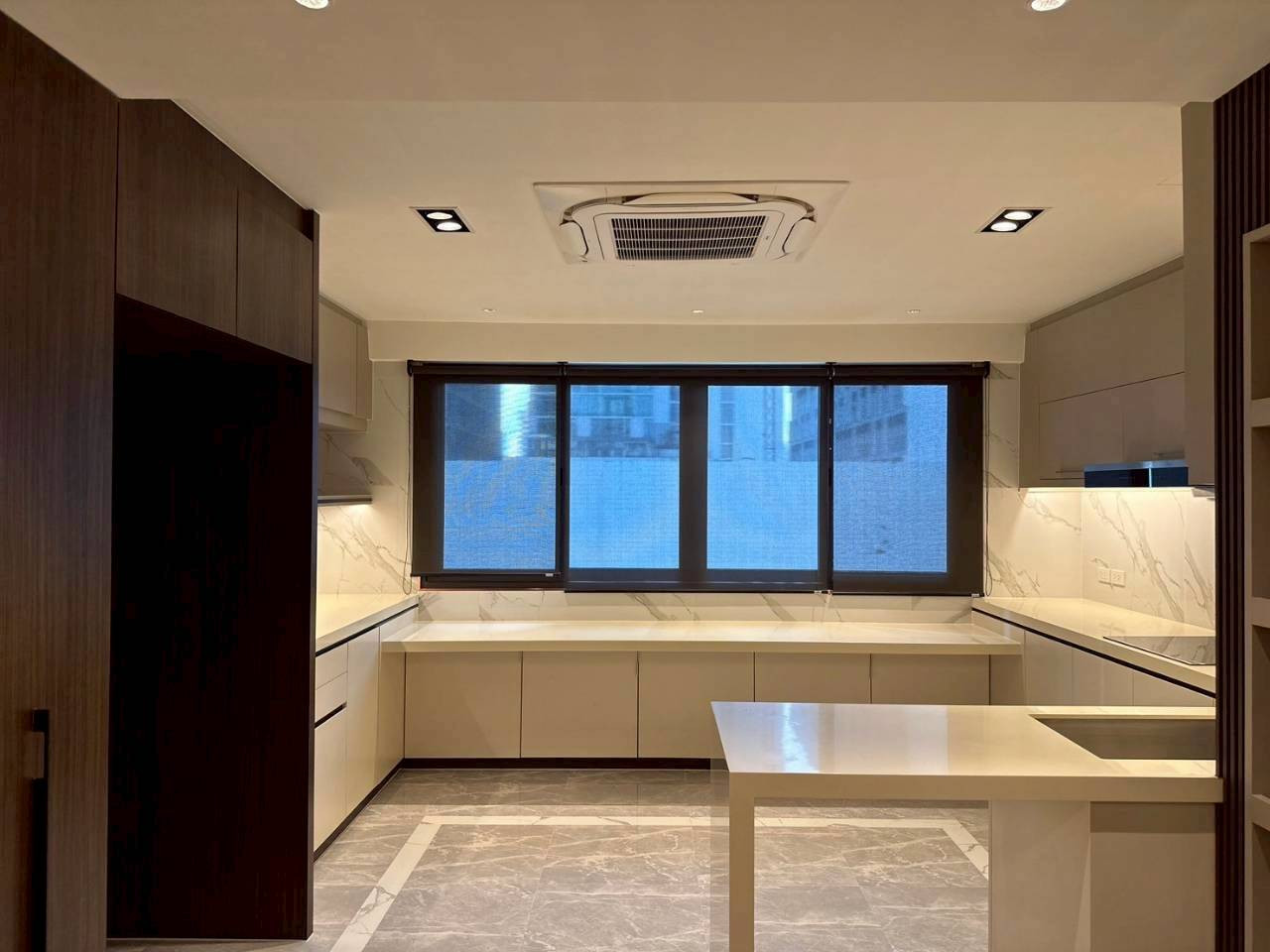 Penthouse 374 sq m, next to BTS Ploenchit, only 77 million.