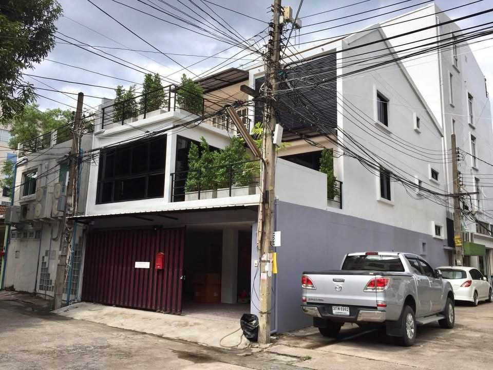 ให้เช่า ทาวน์โฮม 3 ชั้น เอกมัย | 3 ห้องนอน 4 ห้องน้ำ | 350 ตร.ม. | จอดรถ 3 คัน | เริ่มต้น 90,000 บาท/เดือน