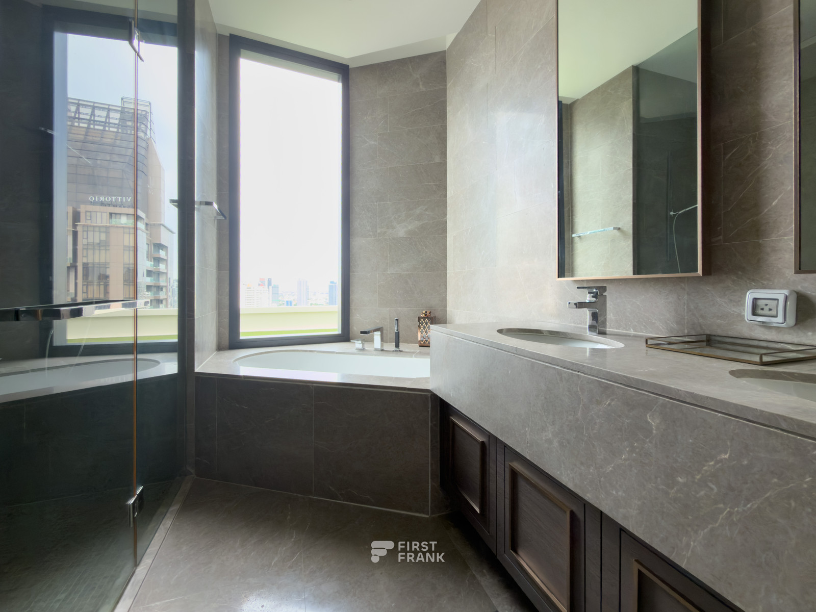 The Diplomat 39 3 bedrooms Conner Unit High floor – รูปที่ 3