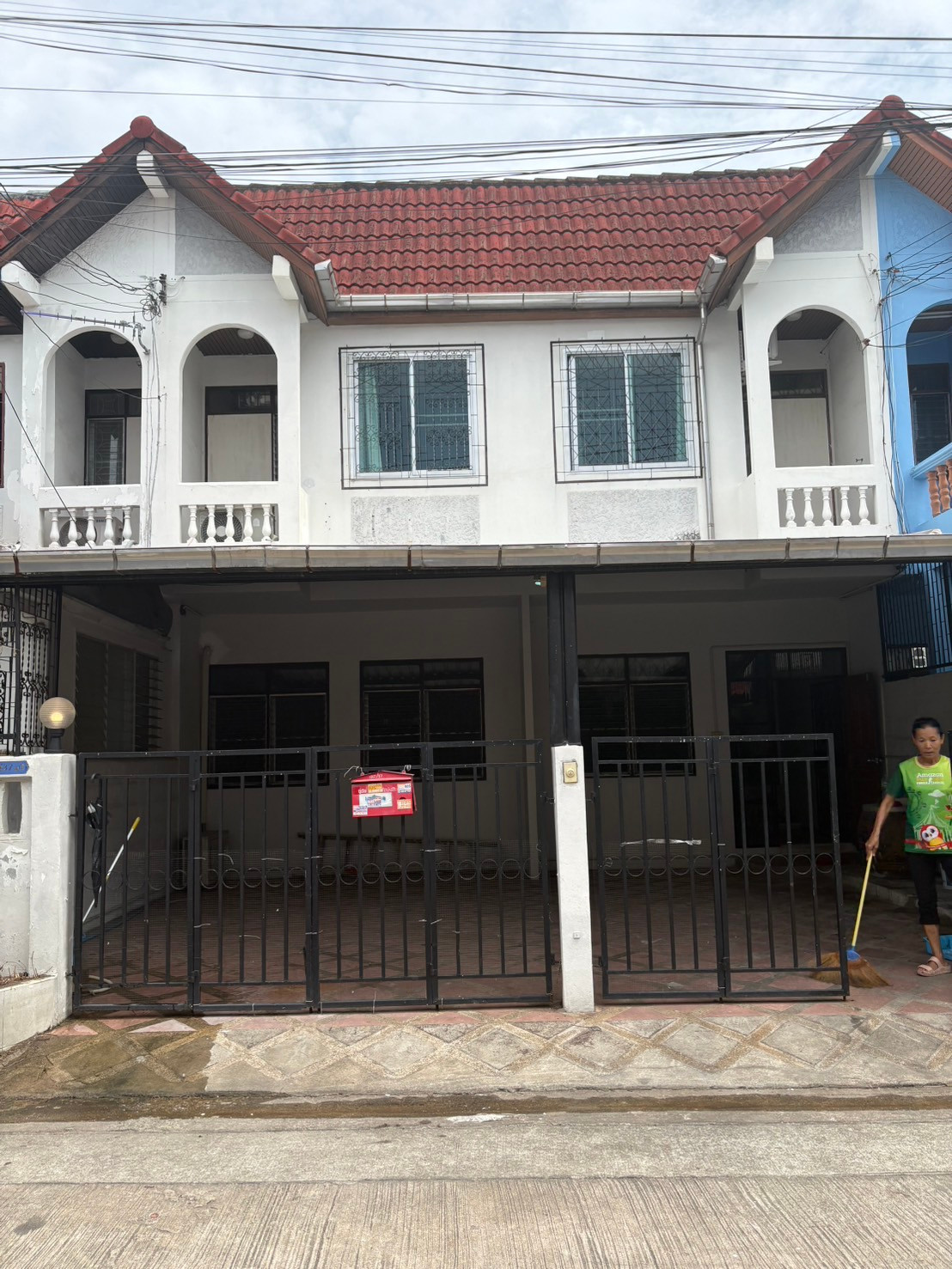 Urgent sale, townhouse, 2 units next to each other, 40 sq m, Sri Phet Village, Soi 15, Nong Khaem, next to Phetkasem Road, good location, near MRT Lak Song. Urgent sale, townhouse, 2 units next to each other, 40 sq m, Sri Phet Village, Soi 15, Nong Khaem, next to Phetkasem Road, good location, near MRT Lak Song.