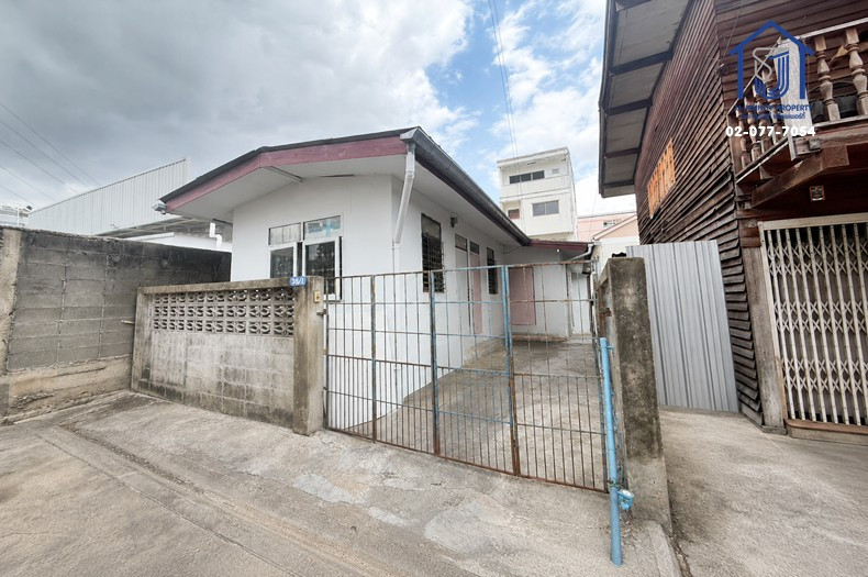Room for sale, 30 square wah, Prachabamphen Road 11, Intersection 14, near MRT Huai Khwang and Huai Khwang Market.