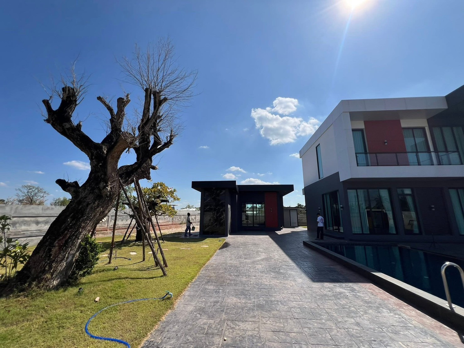 Luxurious detached house for sale With land in a prime location With a swimming pool, convenient travel, community area, a new home, not yet occupied, with built-ins.
