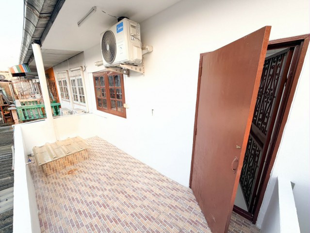 On Nut-Sukhumvit: 2-story townhome for rent, 3 bedrooms, 2 bathrooms, near BTS Punnawithi (900m), 24 sq.wa, 200 sq.m usable area. Suitable for residence or office. Furnished with 3 air conditioners, beds, and desks. – รูปที่ 3