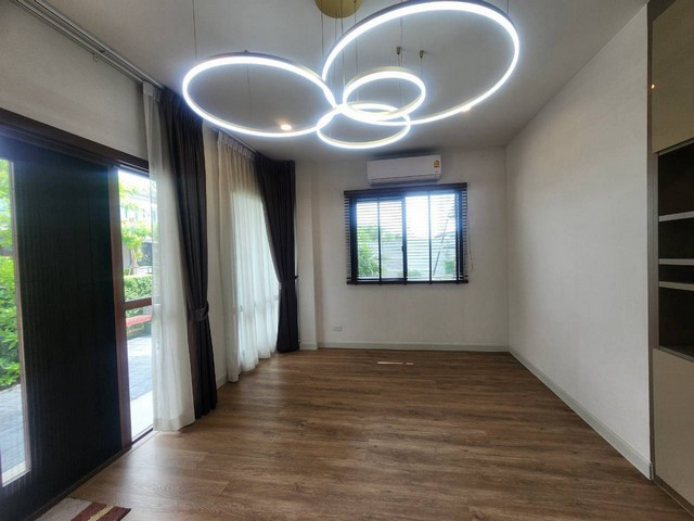 The City Boromarajonani-Thawi Watthana Luxurious detached house on 109 sq m of land, usable area over 300 sq m. The City Boromarajonani-Thawi Watthana Luxurious detached house on 109 sq m of land, usable area over 300 sq m.