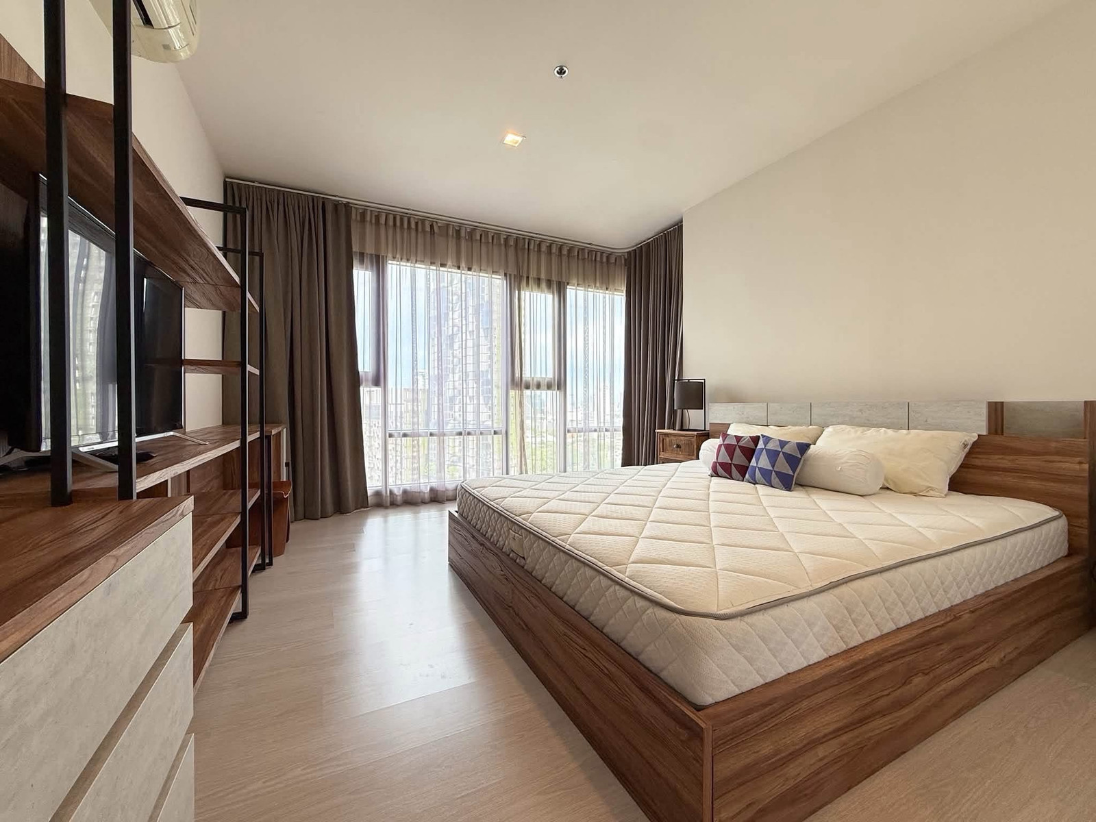 Rhythm Sukhumvit 36-38 (spacious room, high floor, with bathtub) [CC-01]
