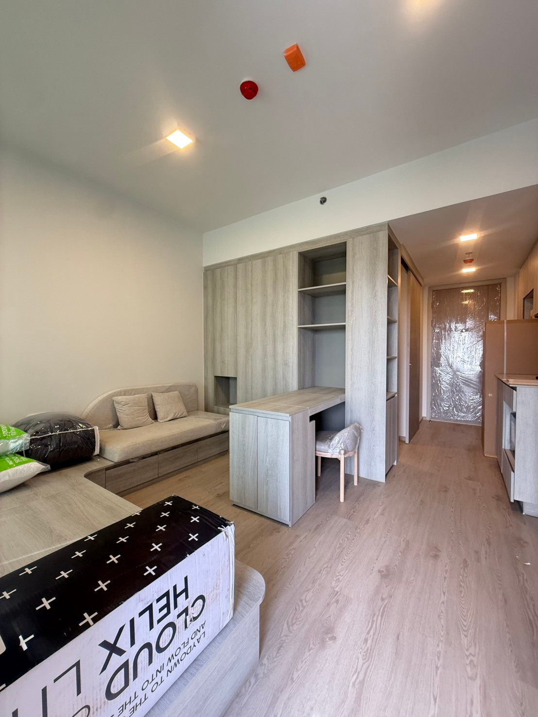 Condo for rent: Cobb Kaset - Sripatum, 10th floor, size 27 sq m., rental price 17,000 baht, contact Line @802dkhwu, quick response, can make an appointment to see the room right away.