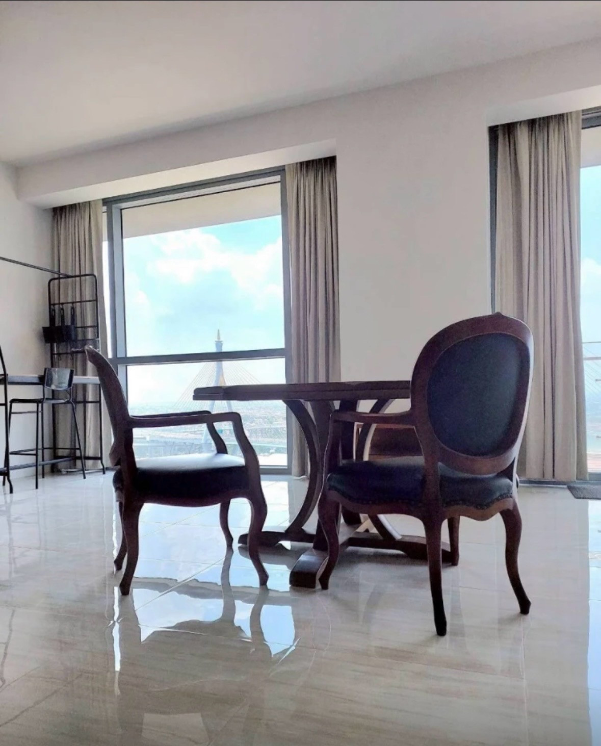 For Rent 🔥🔥 2 Bedrooms, 2 Bathrooms, 1 Maid's Room, 1 Thai Kitchen, 1 Open Kitchen, 1 Large Living Room, 1 Storage Room, with Balcony and Hallway. Ready to move in. Million Dollar View. – รูปที่ 2