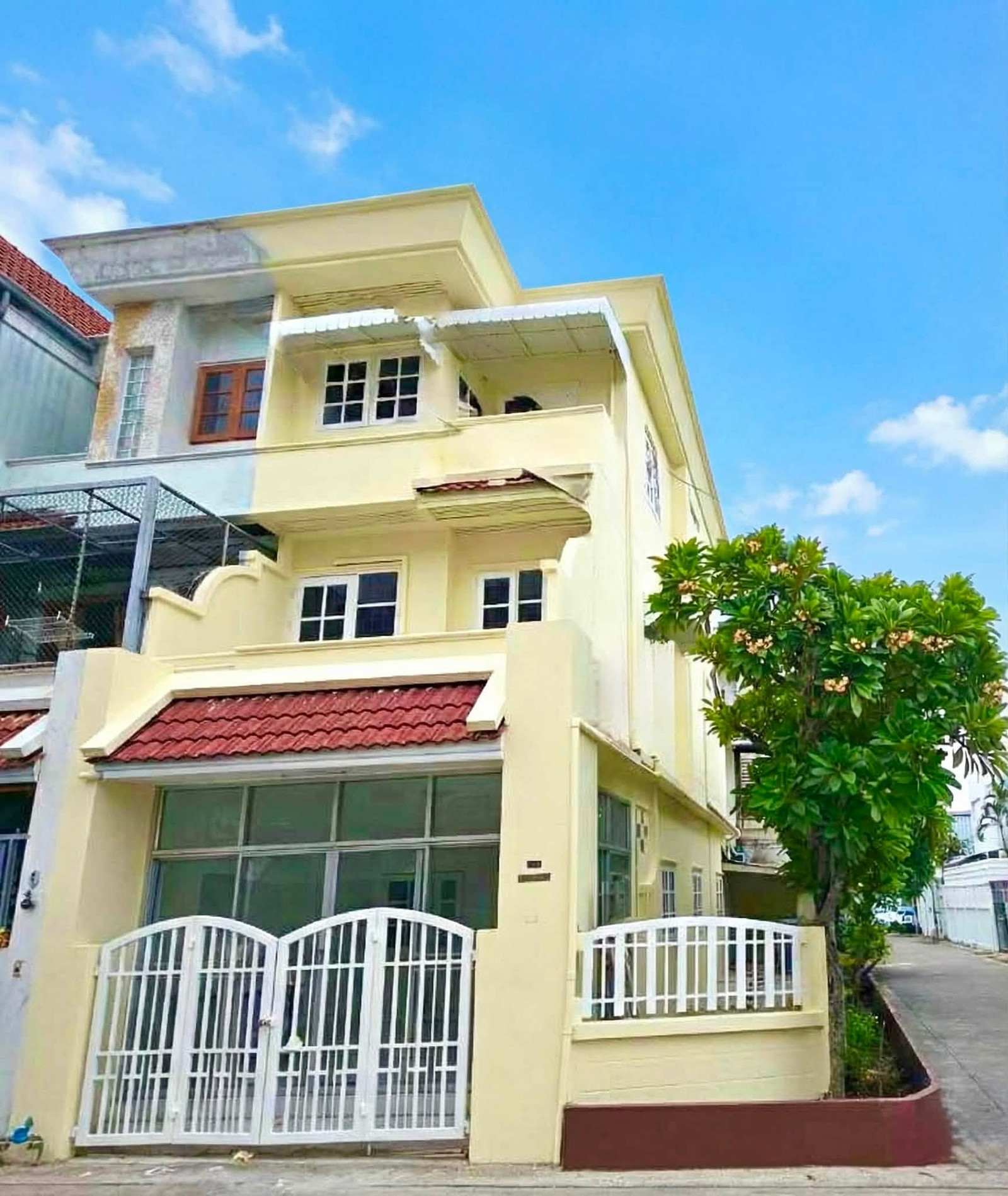 ⚡ For rent, 3-story townhome, Chok Chai 4, Soi 70, Rom Ruen 2 intersection, size 36 sq m. ⚡