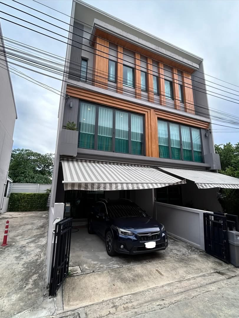 For sale: EIGEN PREMIUM TOWNHOME PATTANAKARN (Igent Premium Townhome Phatthanakan)🛏️ 3 bedrooms 🛁 3 bathrooms 🚗 2 parking spaces, size 22 sq m., usable area 168 sq m. ✨ Price 4,590,000✨ Corner unit