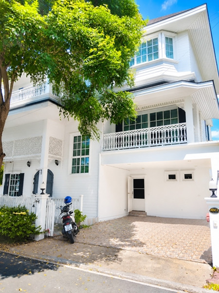 ให้เช่าบ้านเดี่ยวหรู Fantasia Villa 3 สุขุมวิท 109 ใกล้ BTS แบริ่ง  บ้านเดี่ยว 3 ชั้น สไตล์ Vintage Victorian โดดเด่นด้วยบรรยากาศเงียบสงบ ร่มรื่น อากาศถ่ายเทดี เหมาะสำหรับครอบครัวที่ต้องการความเป็นส่วนตัว พร้อมเฟอร์นิเจอร์ครบ เข้าอยู่ได้ทันที