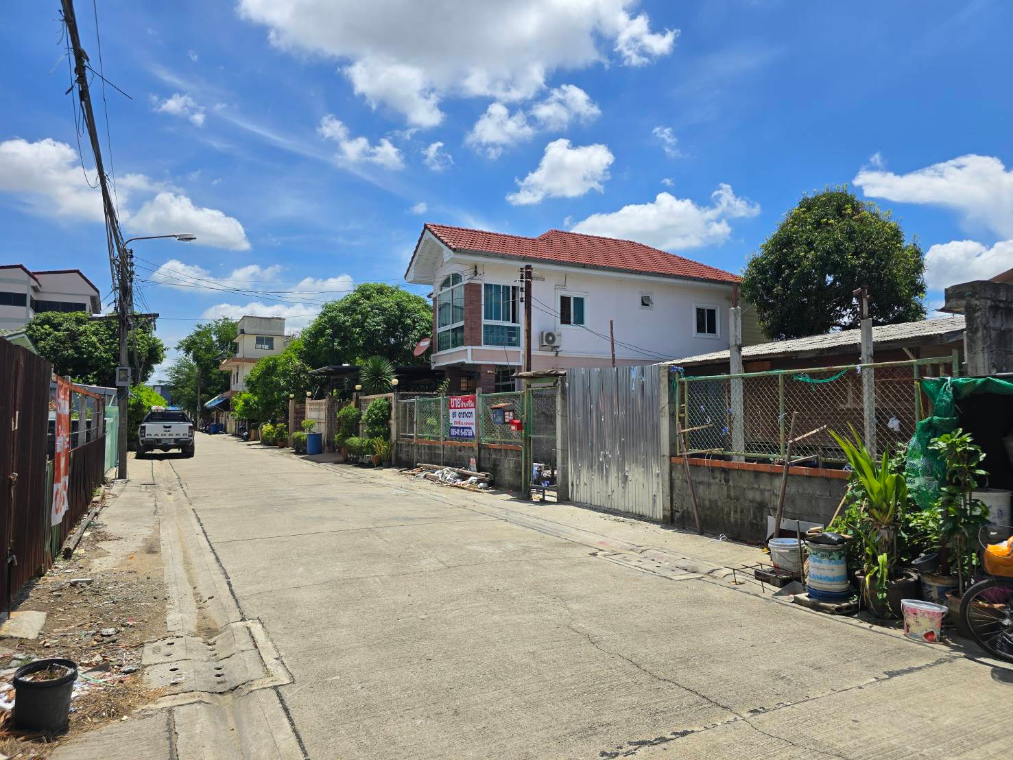 🏡 Urgent sale! Wooden house with land 80 sq m. (Soi along Khlong Phasi Charoen, North side 16), good location.