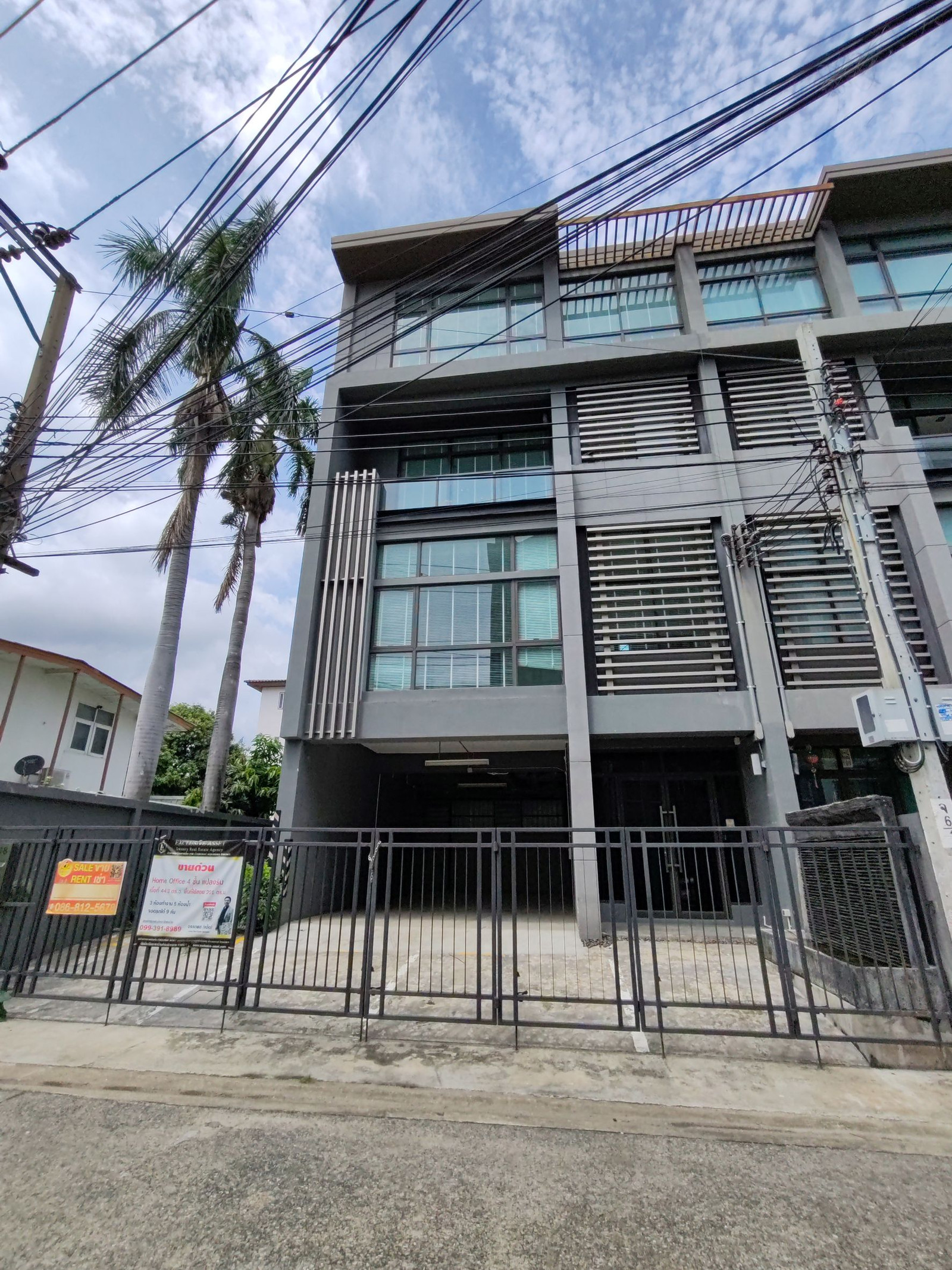 ขายหรือให้เช่า อาคารพาณิชย์ 4 ชั้น โครงการ District ในซอยลาดพร้าว 113