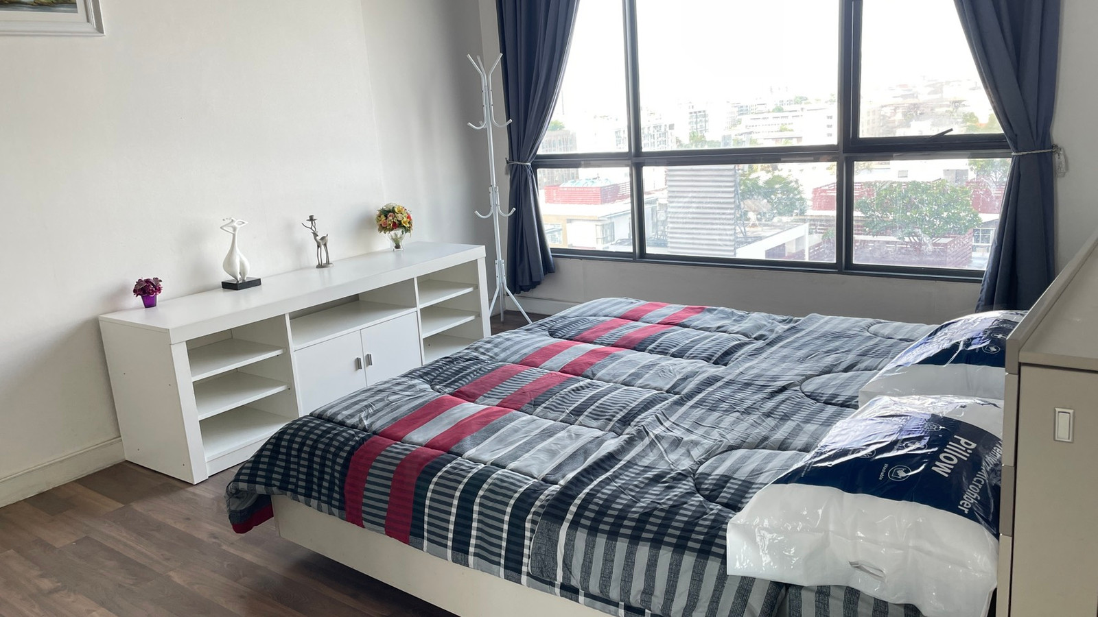 The Room Sukhumvit 62 Luxury Condo, next to BTS Punnawithi 0 meters, close to 2 expressways, Chalerm Mahanakorn and Chalong Rat. The Room Sukhumvit 62 Luxury Condo, next to BTS Punnawithi 0 meters, close to 2 expressways, Chalerm Mahanakorn and Chalong Rat.