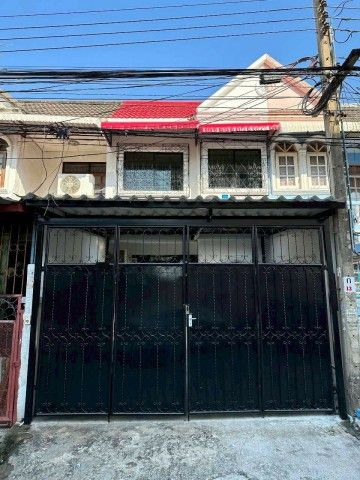 On Nut-Sukhumvit: 2-story townhome for rent, 3 bedrooms, 2 bathrooms, near BTS Punnawithi (900m), 24 sq.wa, 200 sq.m usable area. Suitable for residence or office. Furnished with 3 air conditioners, beds, and desks.