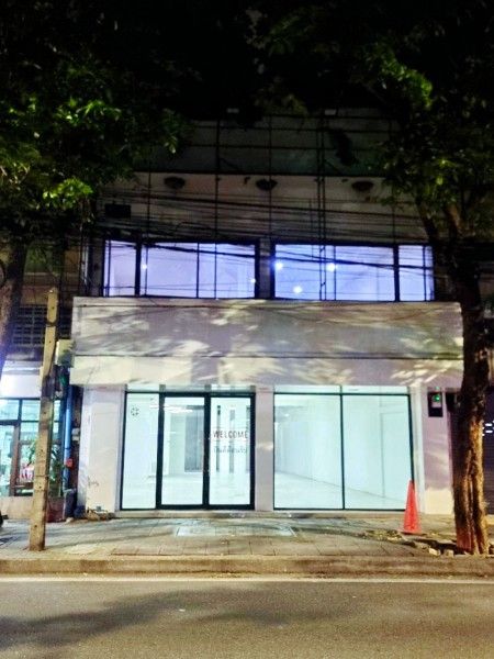 Thai Chamber U. 750m. MRT HuaiKhwang 999m. Two-story shophouse for rent 2bed 2bath. 28sq.wa. 216sq.m