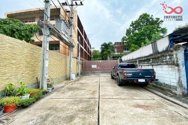 Office building for sale, land 562 sq m with single house, Soi Punnawithi 34, Sukhumvit 101, near BTS.