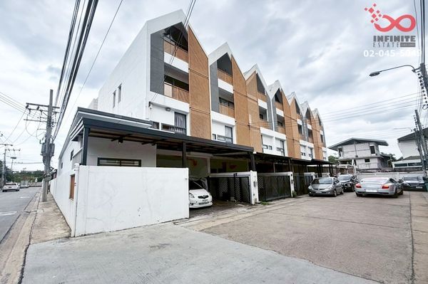 Townhome for sale, 4 floors, 35 sq m, The Loft by I-Zen Nakniwat 48, Intersection 14, near the expressway.