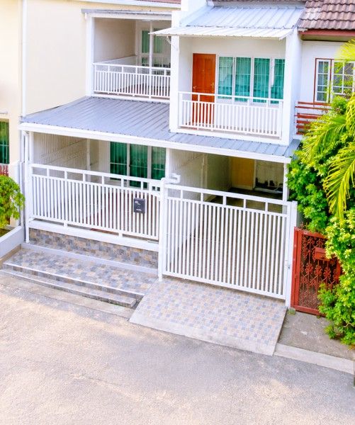 Paolo Chokchai4 Hospital 500m. Chokchai 4Soi 28-38 Ladprao Townhome for rent, 2 floors, 3 bedrooms, 2 bathrooms 24,998B-M Wat Ladprao School (within 800 meters), MRT Chokchai 4 Station (1 km), Chokchai 4 Market (700 meters), MRT Phawana Sta